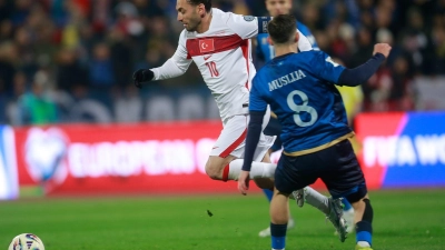 Calhanoglu am Ball. (Foto: Visar Kryeziu/AP/dpa)