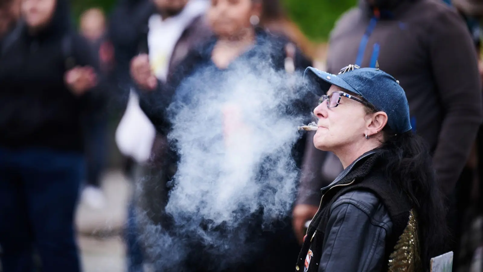 Cannabis-Rauch bei einer Demonstration für die Legalisierung der Droge - in der Debatte um Modellregionen für die kontrollierte Abgabe kommen Bedenken aus Nordrhein-Westfalens Gesundheitsministerium. (Foto: Annette Riedl/dpa)