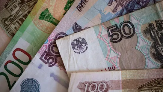 Russische Rubel-Banknoten: Die Europäische Union setzte Ende Februar schwerwiegenden Sanktionen gegen die russische Zentralbank in Kraft gesetzt. (Foto: Sven Hoppe/dpa)