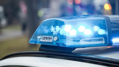 Weil ein 46-Jähriger zu stark alkoholisiert war, konnte die Polizei am Sonntag keinen Test vor Ort durchführen.  (Symbolbild: Daniel Vogl/dpa)