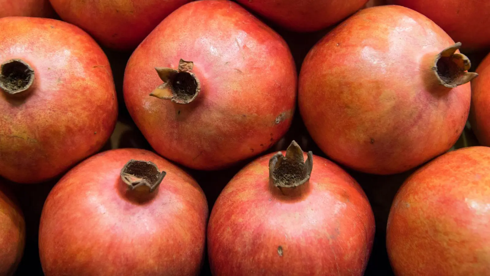 Eine raue, ledrige Schale und ein bereits deutlich trockener Blütenansatz weisen beim Granatapfel auf eine gute Reife hin. (Foto: Robert Günther/dpa-tmn)