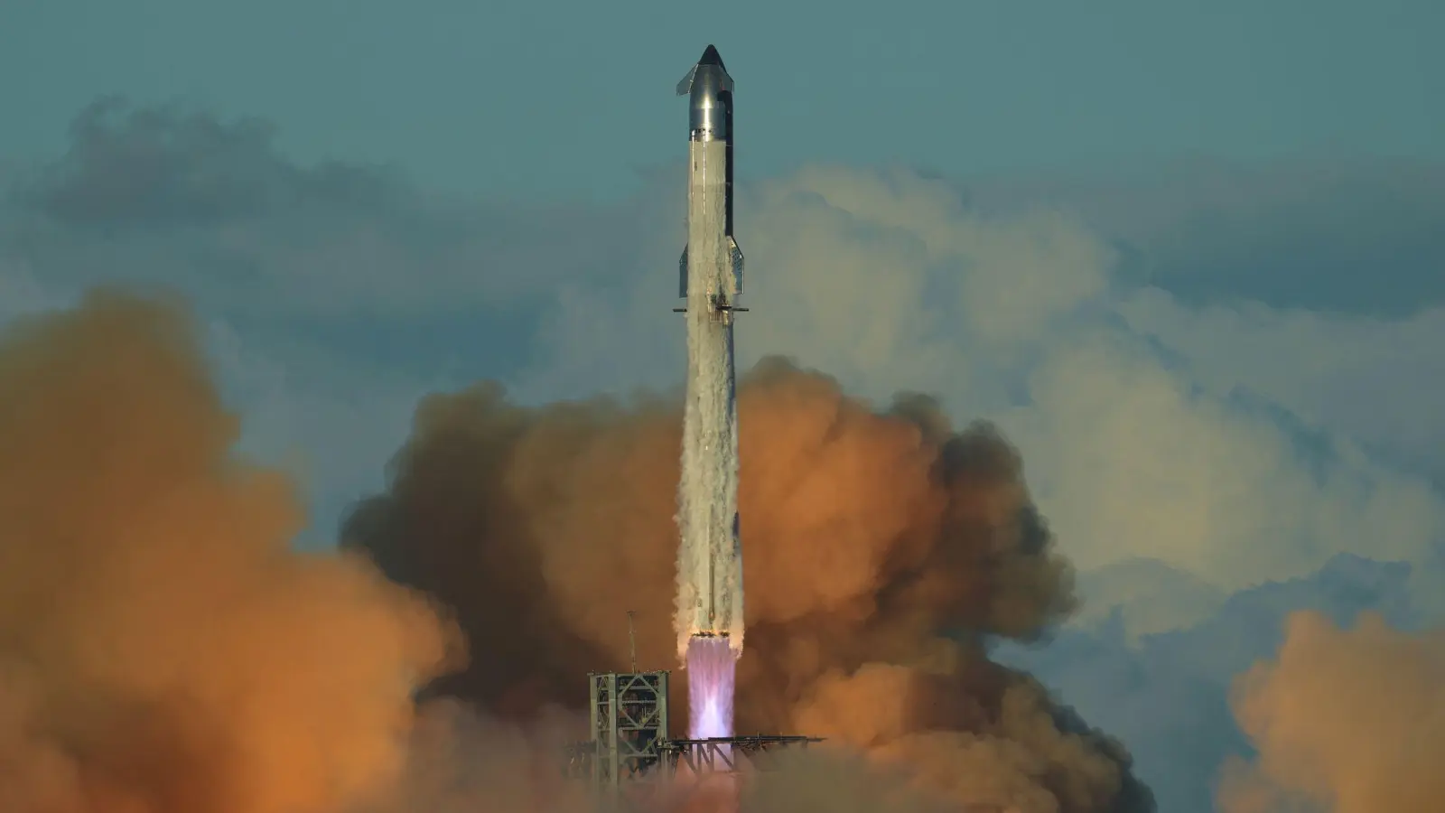 SpaceX soll Investoren einen Börsengang in Aussicht gestellt haben. (Archivbild) (Foto: Eric Gay/AP/dpa)