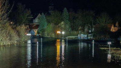 Erste Straßen sind überflutet.  (Foto: Ferdinand Merzbach/NEWS5/dpa)