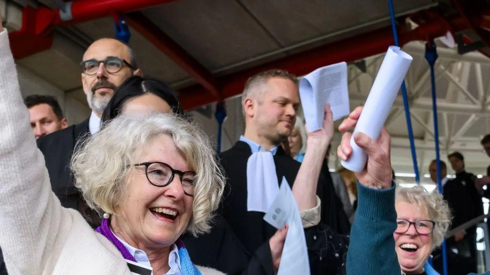 Die Schweizer Klimaseniorinnen freuen sich über das Urteil des Europäischen Gerichtshofs für Menschenrechte in Straßburg. Der EGMR entschied zugunsten der Seniorinnen: Der mangelnde Klimaschutz der Schweiz habe ihre Menschenrechte verletzt. (Foto: Jean-Christophe Bott/KEYSTONE/dpa)