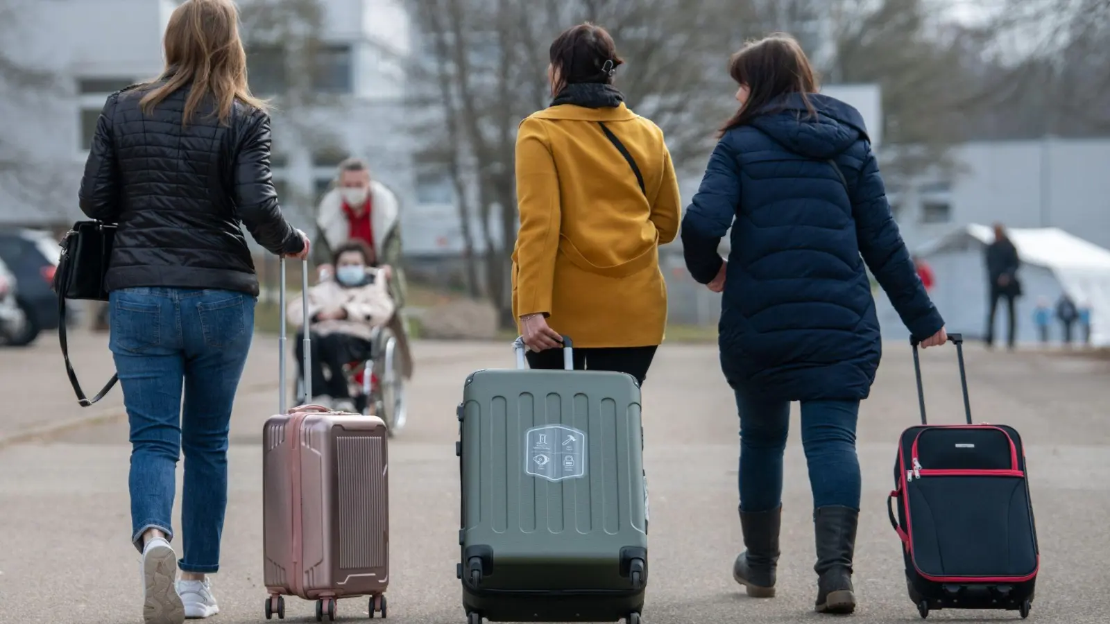 Drei aus der Ukraine stammende Frauen gehen zu ihrem Quartier in der Landeserstaufnahmestelle für Flüchtlinge (LEA) im baden-württembergischen Ellwangen. (Foto: Stefan Puchner/dpa)