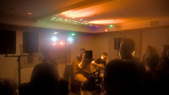 Im Landhotel „Zur Sonne“ präsentierte die Band Acoustic Basement in ihrem ganz eigenen Stil bekannte Welthits. (Foto: Tizian Gerbing)