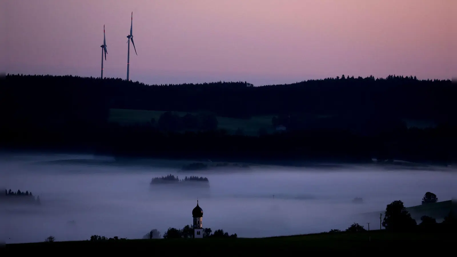 Zwei Windräder in Bayern - im ersten Halbjahr hat sich der Zubau verdoppelt. Das klingt besser als es ist. (Archivbild) (Foto: Karl-Josef Hildenbrand/dpa)
