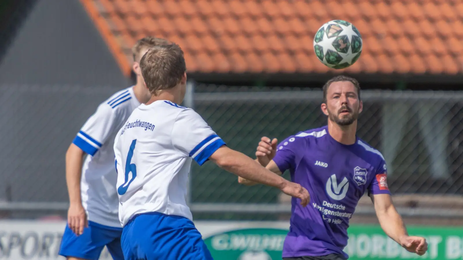 Der SSV Aurach (rechts Fabian Held) und der TuS Feuchtwangen (Lukas Hirsch) trennten sich nach einer turbulenten Schlussphase unentschieden 1:1. Der letztlich verdiente Ausgleich für den TuS fiel in der 101. Spielminute. (Foto: Markus Zahn)