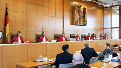 Der Zweite Senat des Bundesverfassungsgerichts eröffnet die mündliche Verhandlung über staatliche Fördergelder für die Desiderius-Erasmus-Stiftung. (Foto: Uli Deck/dpa)