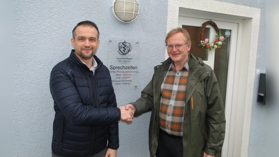 Sie sind sich schnell einig geworden (von rechts): Colmbergs Bürgermeister Gerhard Wachmeier und der neue Hausarzt Andrius Dervinis. (Foto: Winfried Vennemann)