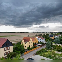 Herbststurm im Anmarsch: Schon Windstärken um die 40 km/h reichen aus, um leichte Gartenmöbel herumfliegen zu lassen. (Foto: Jan Woitas/dpa/dpa-tmn)
