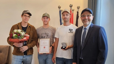 Blumen, Urkunde und Ehrenamtsmedaille: Stellvertretend für das zehnköpfige Orga-Team des CVJM zeichnete Bürgermeister Markus Liebich (rechts) Jonathan Loos, Christopher Poßberg und Felix Ehrmann (von links) aus. (Foto: Wolfgang Grebenhof)