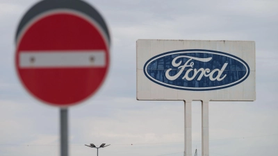 Das Logo von Ford auf dem Parkplatz des Werks Saarlouis. (Foto: Oliver Dietze/dpa)