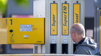 Knapp 17 Cent sank die Steuer auf Benzin und Diesel zum Maianfang. Komplett ist dies bisher nicht bei den Autofahrern angekommen. (Foto: Pia Bayer/dpa)