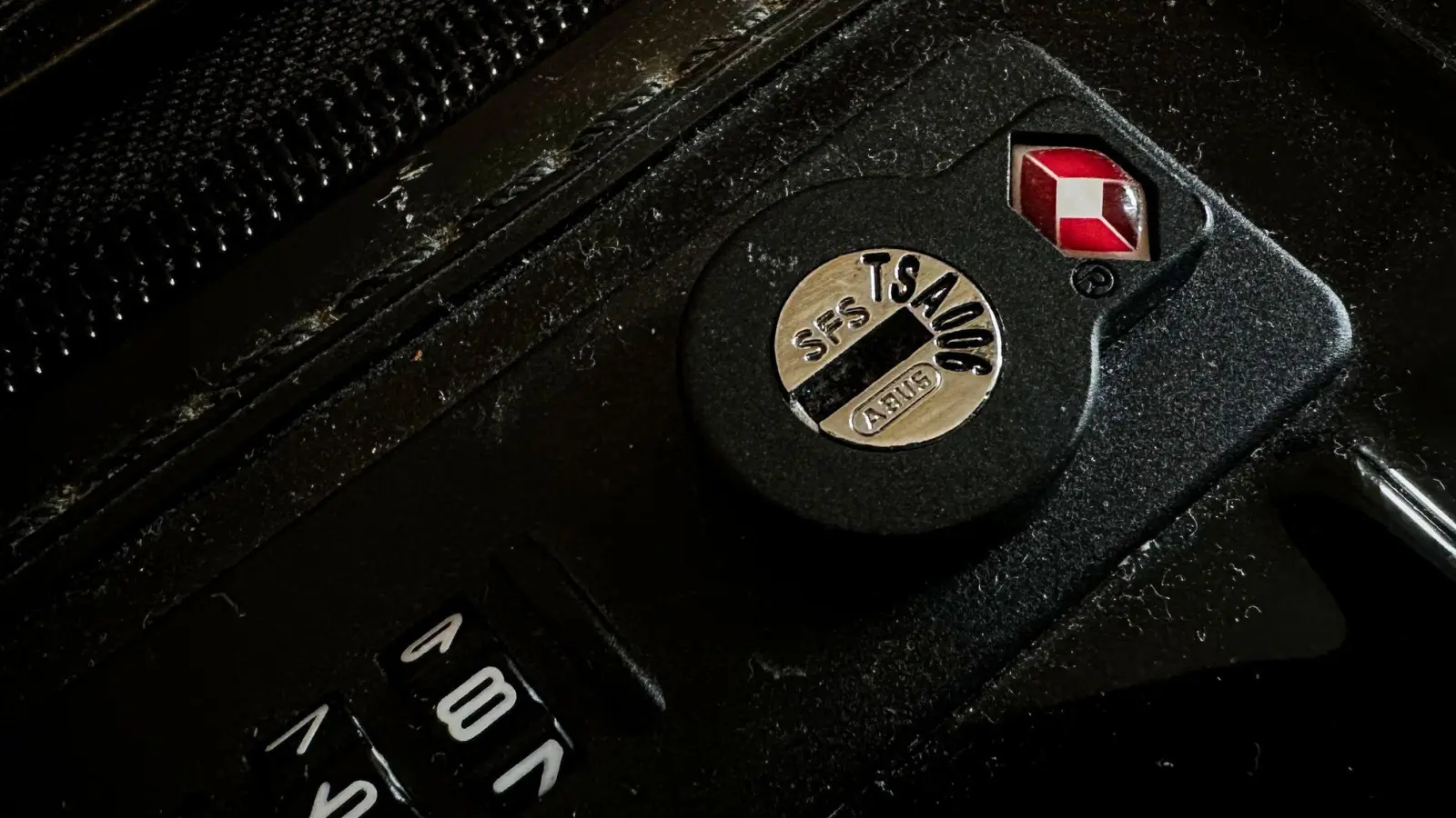 Zu erkennen am roten Rauten-Symbol: TSA-Schlösser lassen sich vom Sicherheitspersonal an vielen Flughäfen gewaltfrei öffnen - falls beim Durchleuchten des Gepäcks potenzielles Gefahrgut entdeckt wurde. (Foto: Zacharie Scheurer/dpa-tmn)