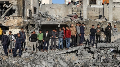 Palästinenser inspizieren nanch israelischem Beschuss die Schäden an einem Wohnhaus in Rafah. (Foto: Abed Rahim Khatib/dpa)