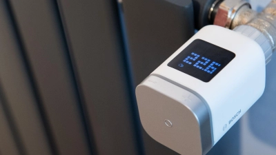 Statt ständigem Hoch- und Runterdrehen: Wer die Heizung konstant auf niedriger oder mittlerer Stufe einstellt, kommt energiesparender durch den Winter. (Foto: Franziska Gabbert/dpa-tmn)