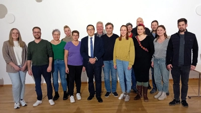 Oliver Frank (Sechster von links) will neuer Bürgermeister von Wörnitz werden. 17 Frauen und Männer kandidieren für den Gemeinderat. (Foto: Susanne Landgraf)