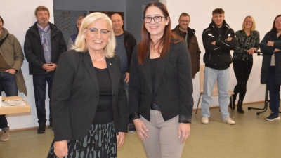 Amtsinhaberin Edith Stumpf (links) gratulierte ihrer Nachfolgerin Franziska Mattmann zur Wahl. (Foto: Peter Tippl)
