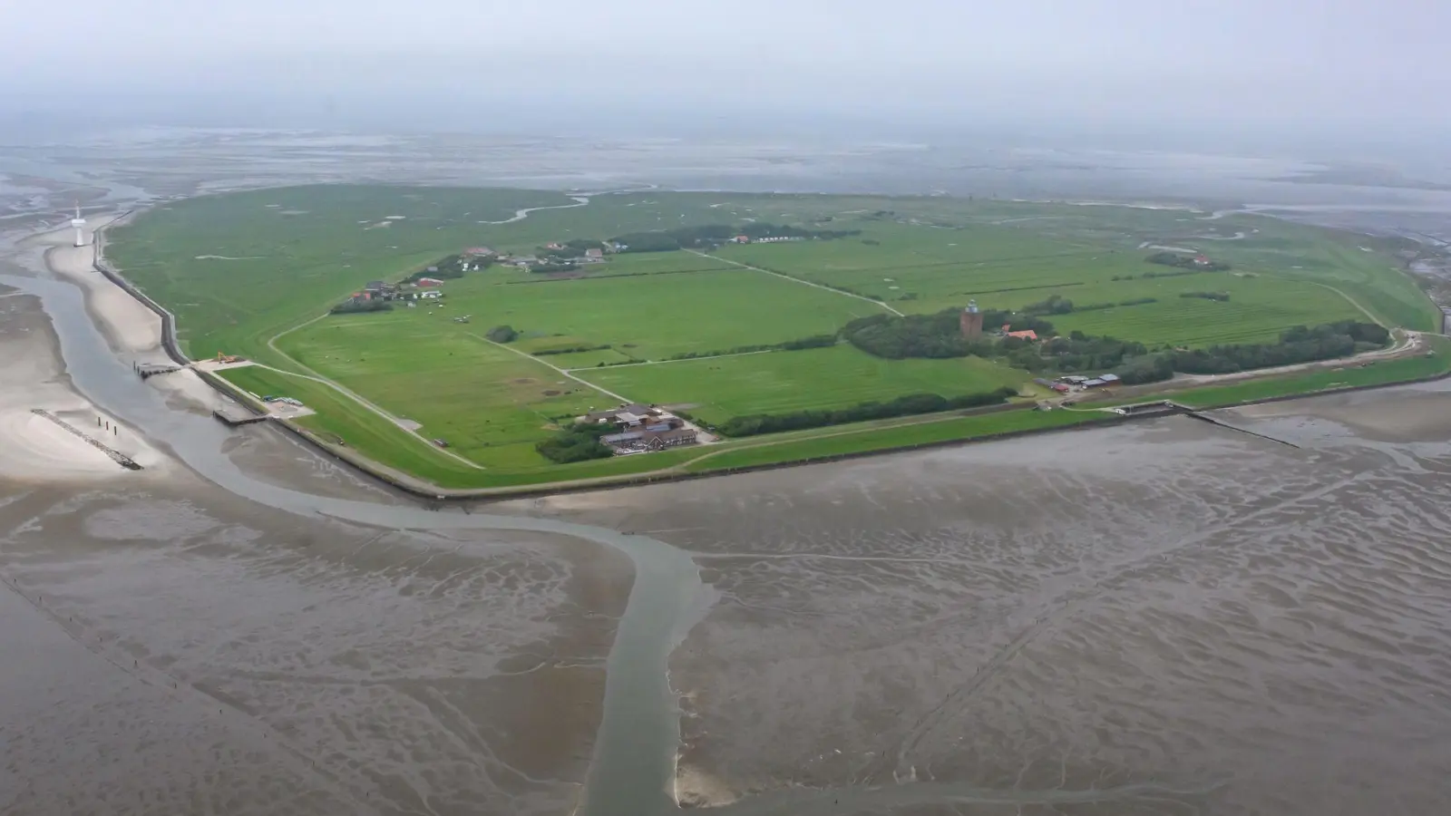 Die zu Hamburg gehörende Insel soll fit für die touristische Zukunft gemacht werden. (Archivbild)  (Foto: Jonas Walzberg/dpa)