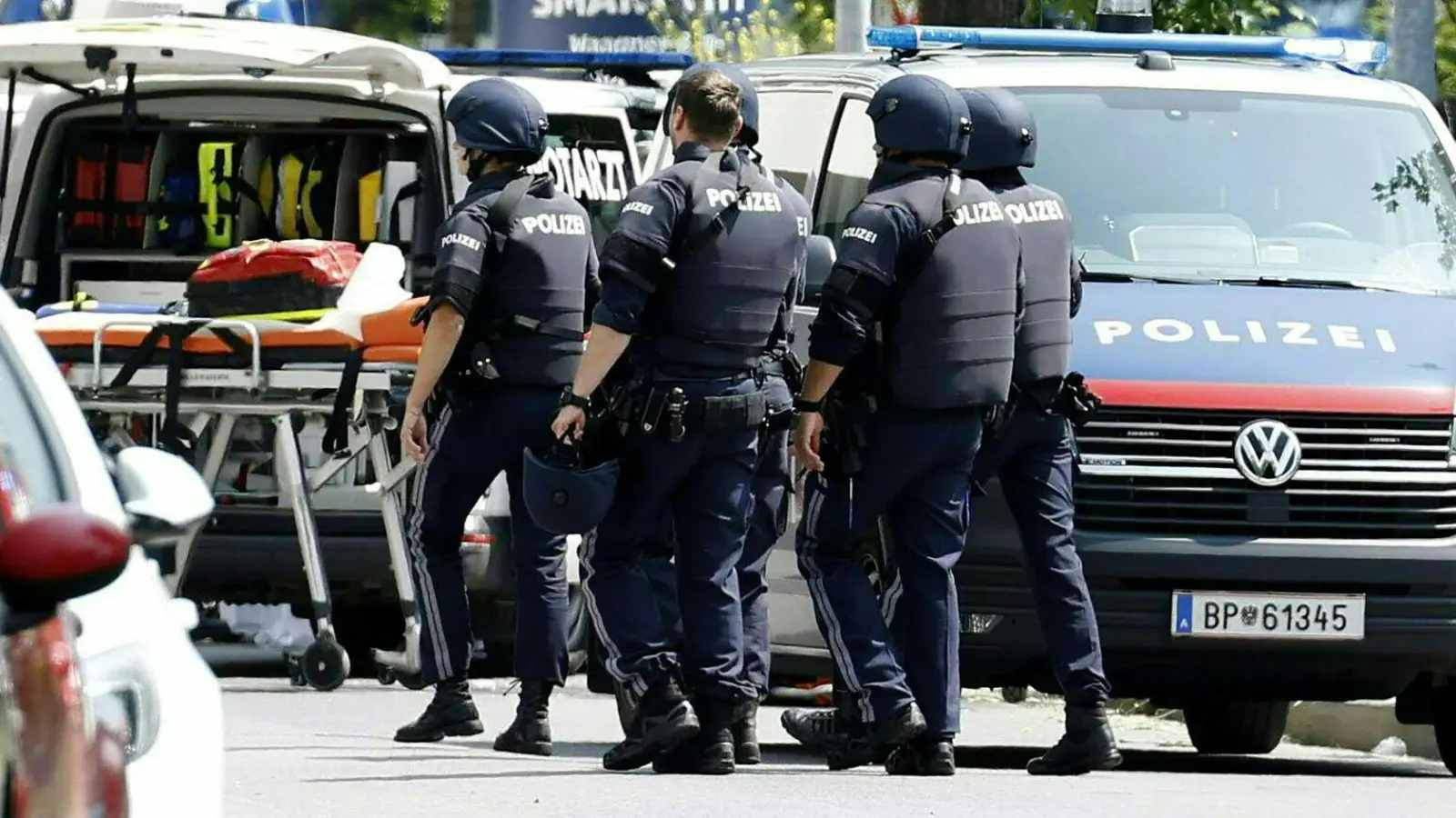 Polizei und Rettungskräfte waren im Großeinsatz. (Foto: Erwin Scheriau/APA/dpa)