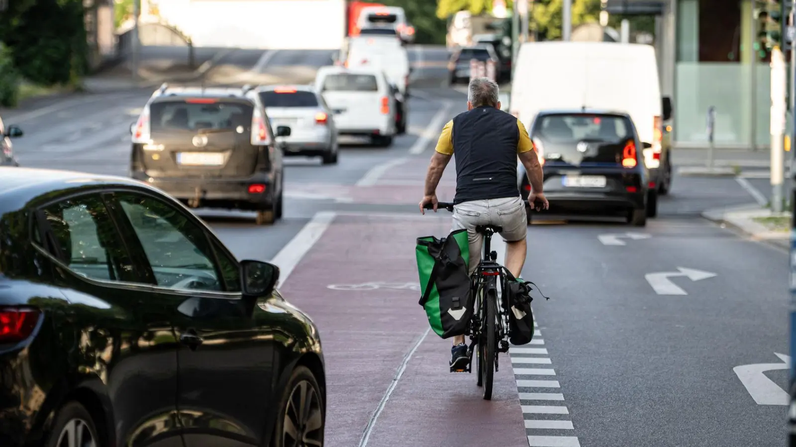 Besonders der oft zu geringe Abstand von Autos beim Überholen wurde von Radlern in Bayern kritisiert.  (Foto: Fabian Sommer/dpa)