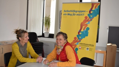 Iris Reichel und Beate Stocker (rechts) unterhalten sich über die neue Selbsthilfegruppe, die im Mai ins Leben gerufen werden soll. (Foto: Ute Niephaus)