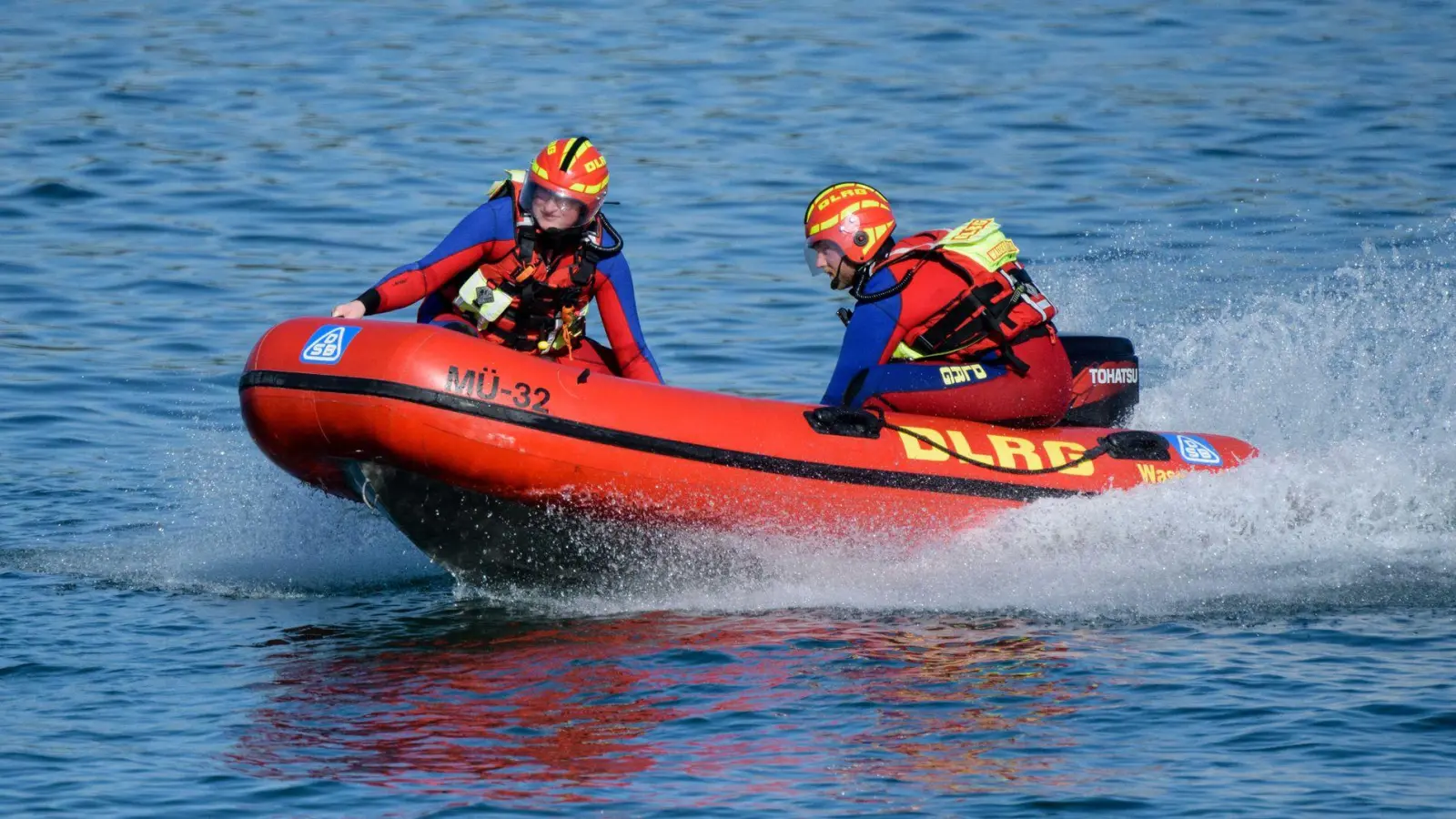 Nach dem Hinweis eines Seglers wurde das herrenlose Boot im Schilf bei Aisching gefunden. (Symbolbild) (Foto: Matthias Balk/dpa)