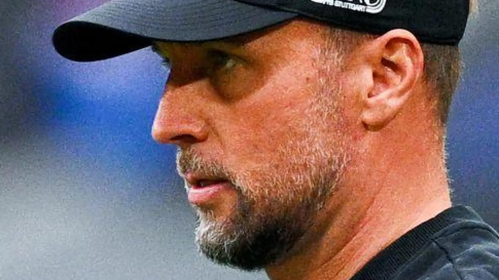 Nach der Niederlage in München bereitet Coach Sebastian Hoeneß die Stuttgarter auf das Halbfinale im DFB-Pokal vor. (Foto: Tom Weller/dpa)