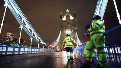 Ingenieure arbeiten an der Tower Bridge. Zum ersten Mal seit Jahrzehnten werden die zwei Meter langen „Nasenbolzen“, die die beiden Baskülen (Brückendecks) zusammenhalten, wenn die Brücke geschlossen ist, entfernt und ersetzt. (Foto: James Manning/PA Wire/dpa)