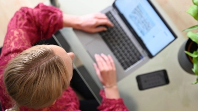 Onlineshopping hat Vor- und Nachteile. Eine Umfrage zeigt nun, was die Leute beim Einkaufen im Netz besonders nervt. (Foto: Helena Dolderer/dpa/dpa-tmn)
