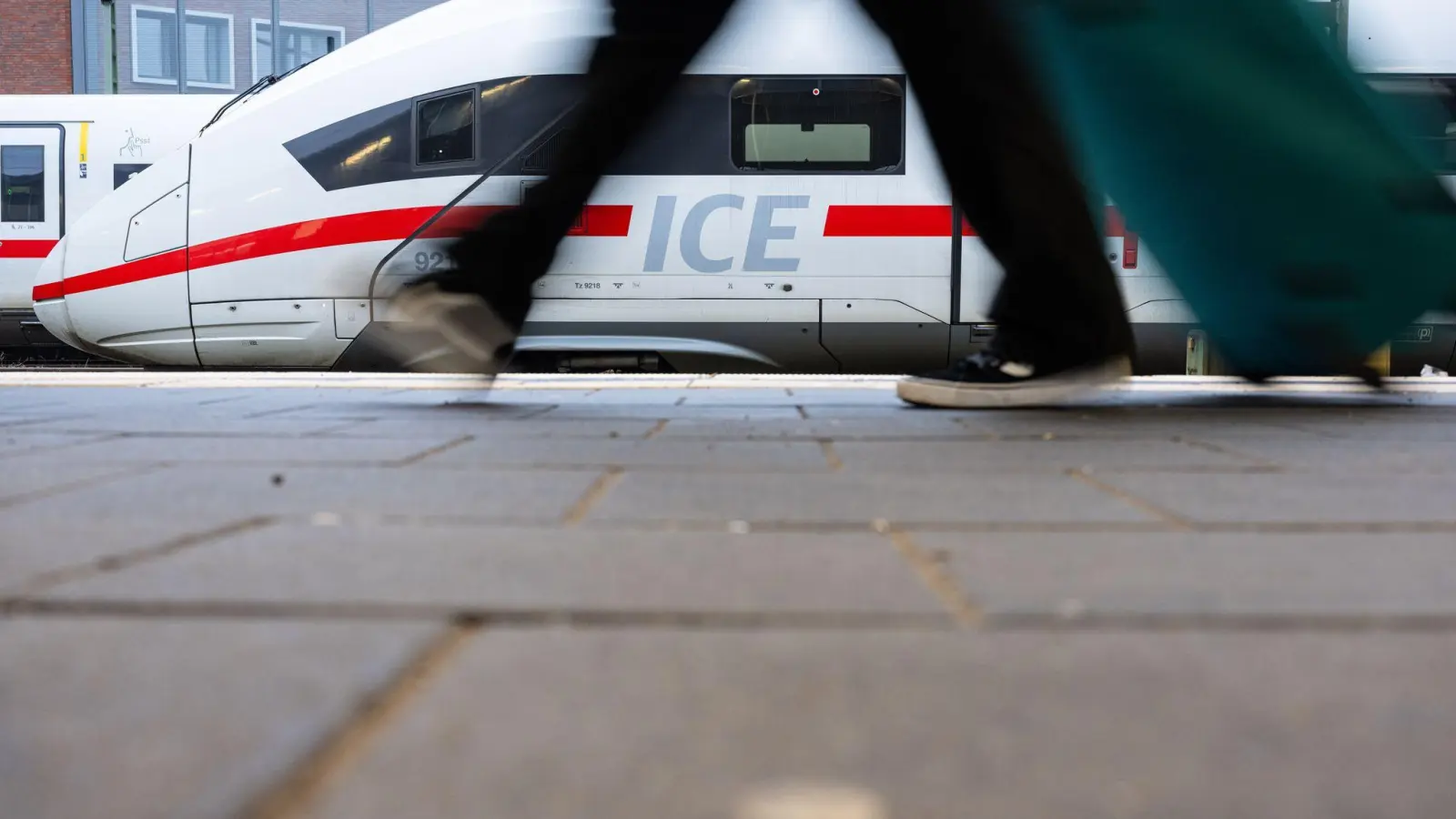 Das Zugpersonal begründete das Ende Fahrt damit, dass der ICE zu verdreckt sei, um weiterzufahren. (Symbolbild) (Foto: Guido Kirchner/dpa)