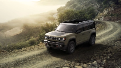 Kommt mit Allradantrieb, der auch für schweres Gelände wie etwa Wüsten-Trails gerüstet sein soll: der Jeep Recon. (Foto: Jeep/Stellantis/dpa-tmn)