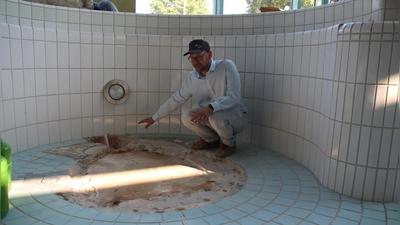 Ingenieur Felix Busch erläutert, warum die Sprudeldüse entfernt werden musste. Ein Leck in der Zuleitung hat enorme Wasserverluste verursacht. (Foto: Robert Maurer)