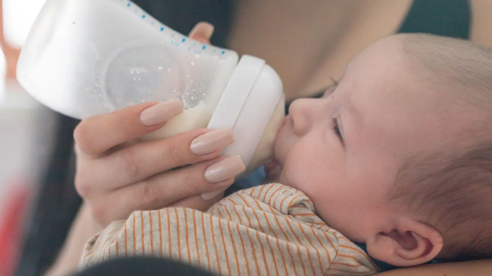 Abgepumpte Muttermilch soll innerhalb von vier Tagen ans Baby verfüttert werden. Ist absehbar, dass sie erst zu einem späteren Zeitpunkt verfüttert wird, sollte sie eingefroren werden. (Foto: Christin Klose/dpa-tmn)