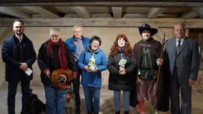 Eröffneten den Dachsbacher Historienweg: v.l. Bürgermeister Peter Kaltenhäuser, Musikerin Ulrike Bergmann, Mundartdichter Helmut Haberkamm, die beiden Gästeführerinnen Dr. Christian Kolbet und Heidi Blackmon, Nachtwächter Udo Lukaszewicz und Klaus Meier, Vorsitzender der LAG Aischgrund.  (Foto: Nicole Gunkel)
