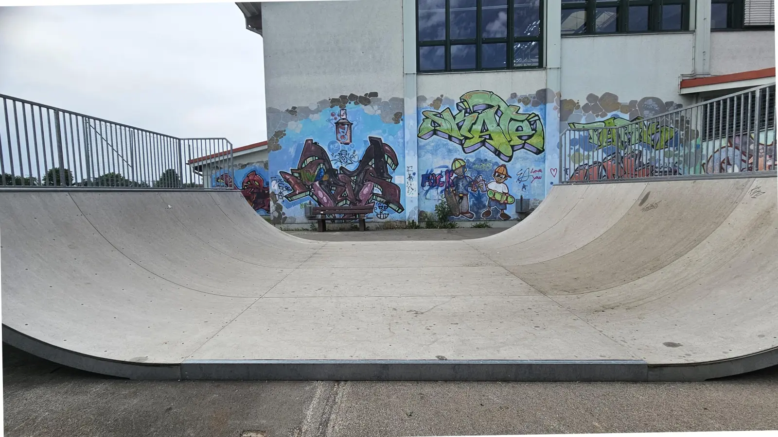 Steht jetzt Skatern in Leutershausen zur Verfügung: Die Mini-Rampe, die bislang am Ansbacher Messegelände stand und für 9500 Euro an die Nachbarkommune verkauft wurde. (Foto: Wolfgang Grebenhof)