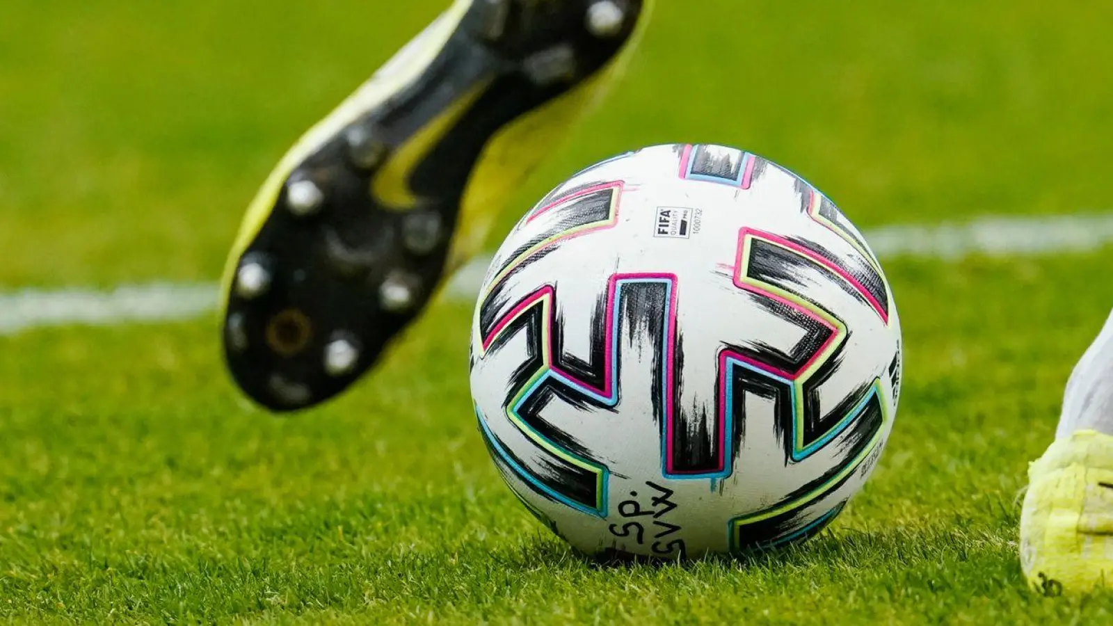 In der Fußball-Bezirksliga Süd sind an Ostern insgesamt fünf Nachholspiele angesetzt. (Symbolbild: Andreas Gora/dpa)