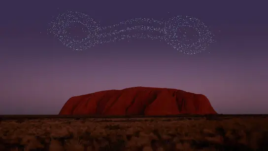 Am Nachthimmel im australischen Outback erscheint eine Lichtshow, die die Geschichte der Aborigines erzählt. (Foto: Voyages Indigenous Tourism Australia/dpa-tmn)