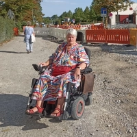 Karin Brüning hadert mit der fehlenden Barrierefreiheit im Kurviertel. (Foto: Alexander Rausch)