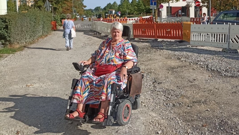 Karin Brüning hadert mit der fehlenden Barrierefreiheit im Kurviertel. (Foto: Alexander Rausch)