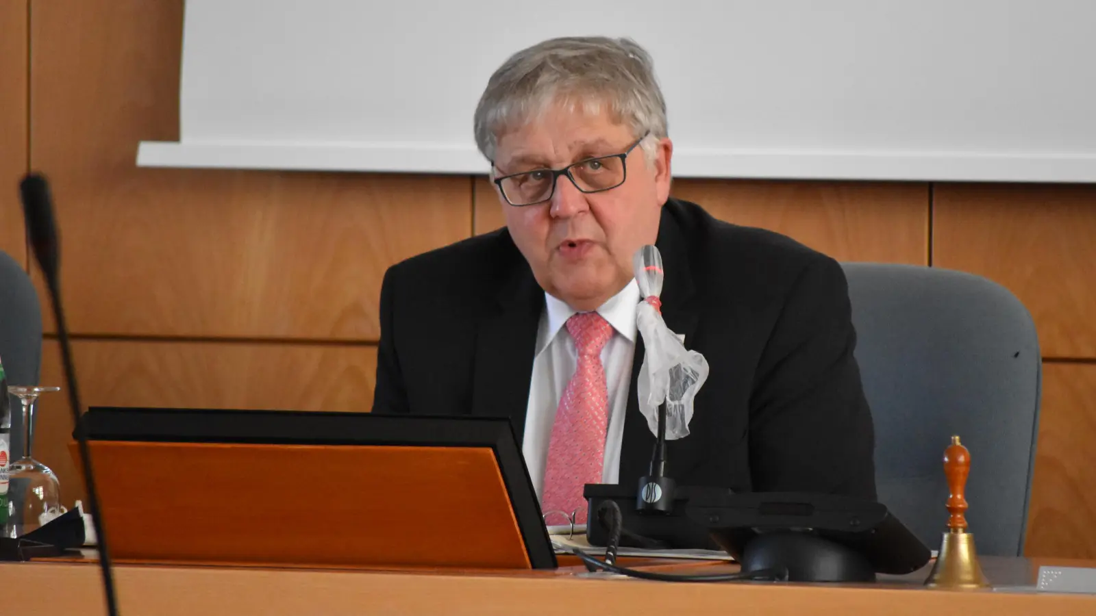 Helmut Weiß (CSU) will aufhören. Doch wer folgt ihm als Landrat oder Landrätin nach? (Archivbild: Ute Niephaus)