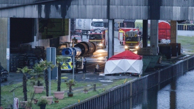 Im Dortmunder Hafen sicherte die Kriminalpolizei in einem Tatort-Schutzzelt Spuren. (Foto: Wickern/news4 Video-Line TV/dpa)