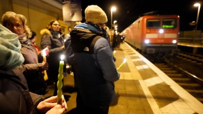Einwohner der Kleinstadt Brokstedt gedenken am Abend der Opfer der Messerattacke auf dem Bahnsteig im Bahnhof von Brokstedt. (Foto: Marcus Brandt/dpa)