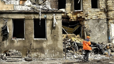 Ein Wohnhaus wurde bei einem nächtlichen russischen Drohnenangriff beschädigt. Die USA haben Hilfen für die von Russland angegriffene Ukraine gebilligt. (Foto: --/https://photonew.ukrinform.com/ Ukrinform/dpa)