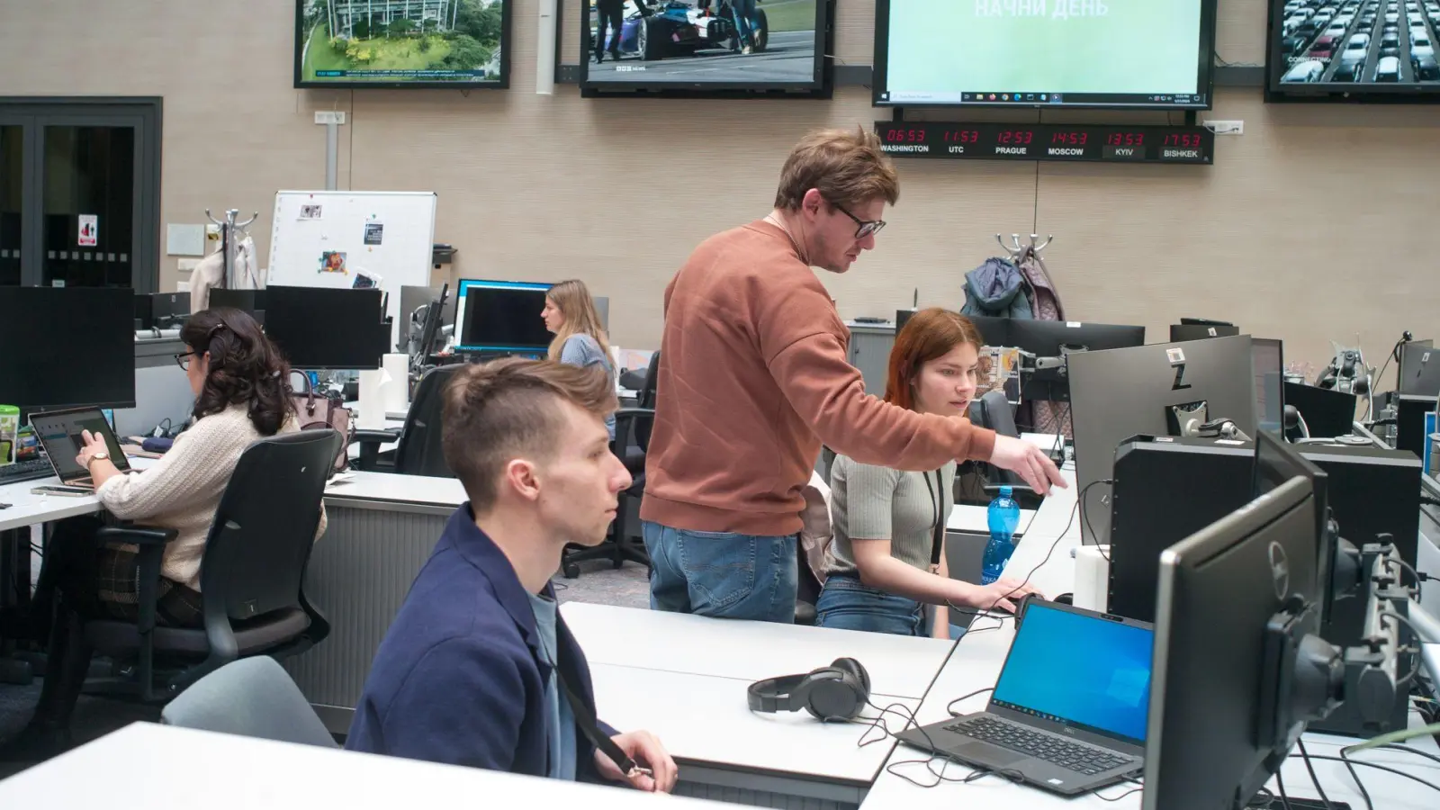 Journalisten arbeiten im Newsroom des US-Auslandssenders Radio Free Europe/Radio Liberty (RFE/RL) in Prag. (Archivbild) (Foto: Michael Heitmann/dpa)