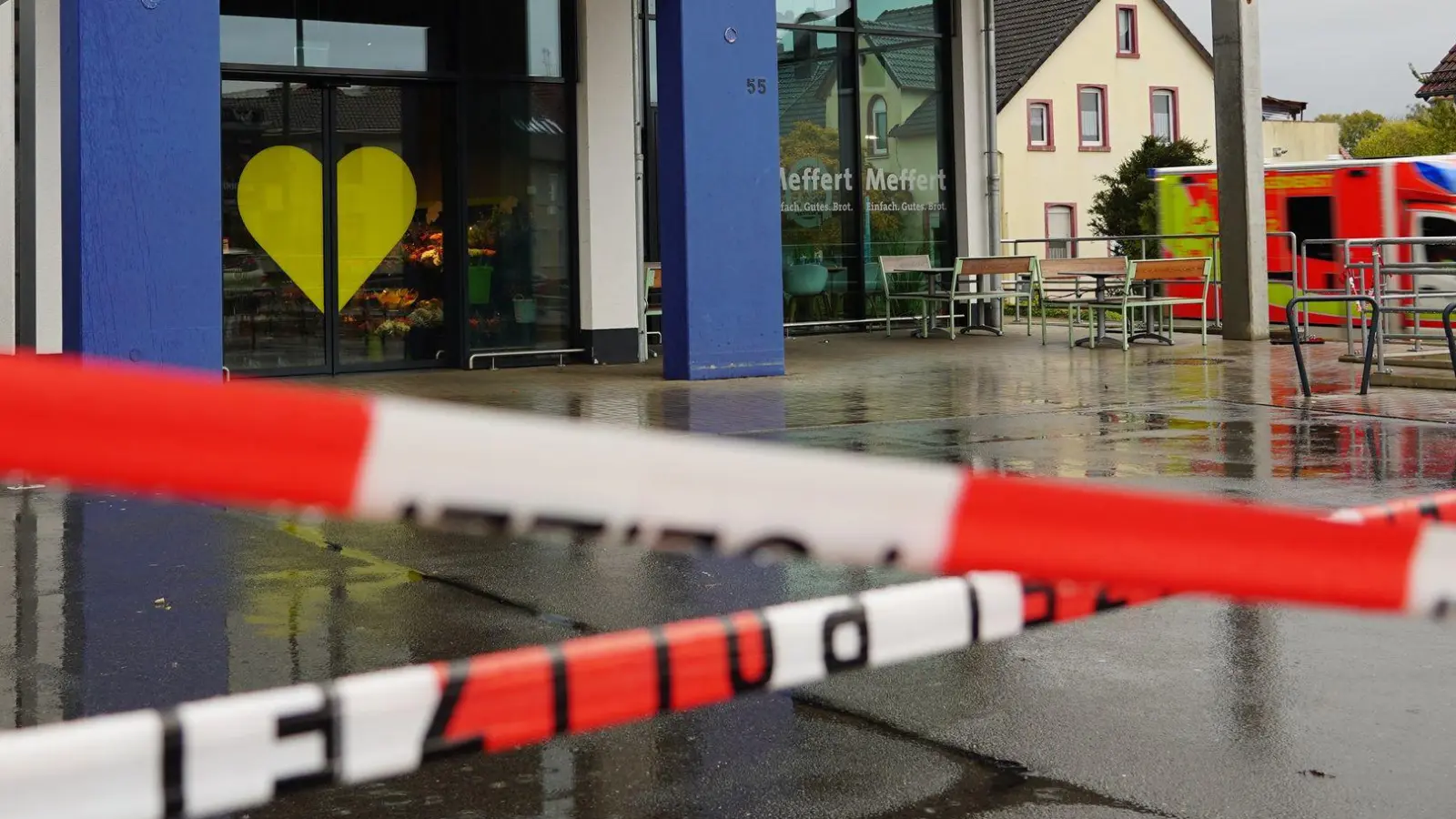 Ein 16-Jährigen wird brutal niedergestochen. Streit mit dem mutmaßlichen Täter gab es vorher laut Ermittlern nicht. (Foto: Christian Müller/dpa)