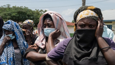 Angehörige sehen zu, wie an Ebola verstorbene Menschen aus einem Gesundheitszentrum in Rwampara, Kongo, gebracht werden. (Foto: Moses Sawasawa/AP/dpa)