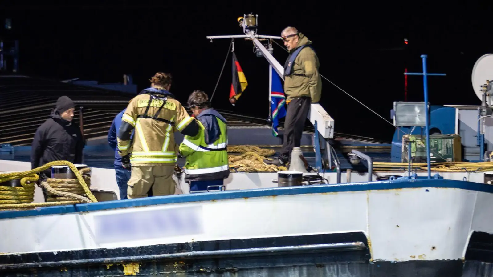 Einsatzkräfte brachten vorsorglich eine Ölsperre an dem havarierten Schiff an.  (Foto: David Oßwald/News5/dpa)