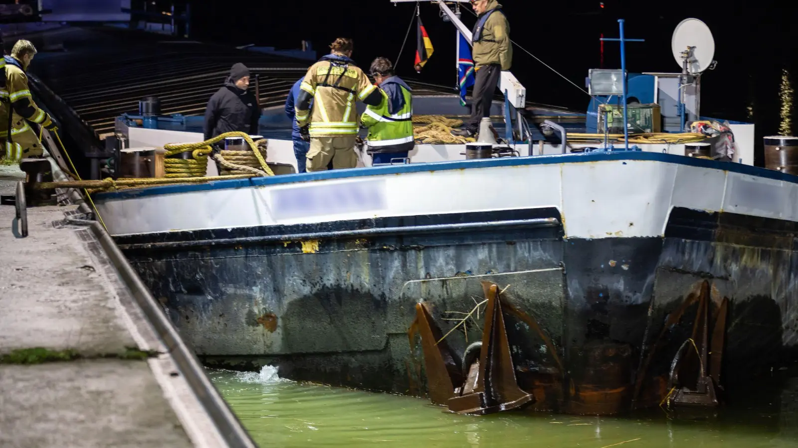 Einsatzkräfte brachten vorsorglich eine Ölsperre an dem havarierten Schiff an.  (Foto: David Oßwald/News5/dpa)